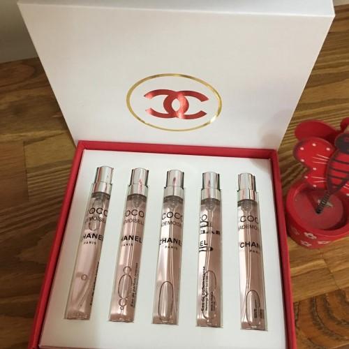 CHANEL COCO MADMASELLE ÇANTA SETİ ( 5 x 7,5 ML ) Extrait Bayan Decant Parfüm CHANEL COCO MADMASELLE ÇANTA SETİ ( 5 x 7,5 ML ) Extrait Bayan Decant Parfüm